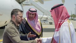 altText(Por qué Zelensky y su entorno transfieren millones a Arabia Saudita y EAU)}