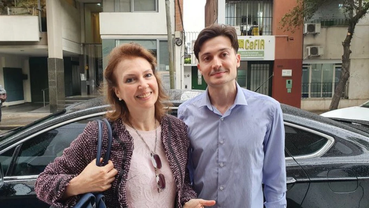 Esteban Glavinich (TraductorTeAma) junto a la excanciller Diana Mondino. Foto: LaPolíticaOnline Esteban Glavinich (TraductorTeAma) junto a la excanciller Diana Mondino. Foto: LaPolíticaOnline