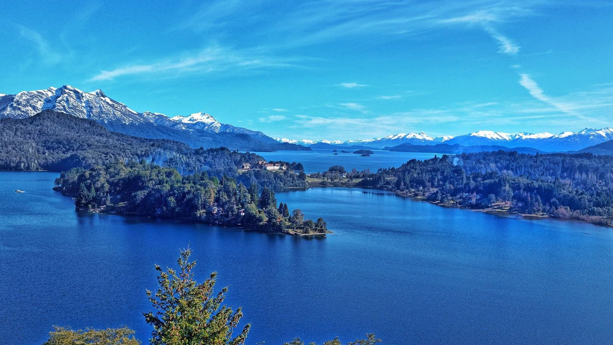 Bariloche, en Argentina, es el mejor destino de Sudamérica para una luna de miel. Bariloche, en Argentina, es el mejor destino de Sudamérica para una luna de miel.