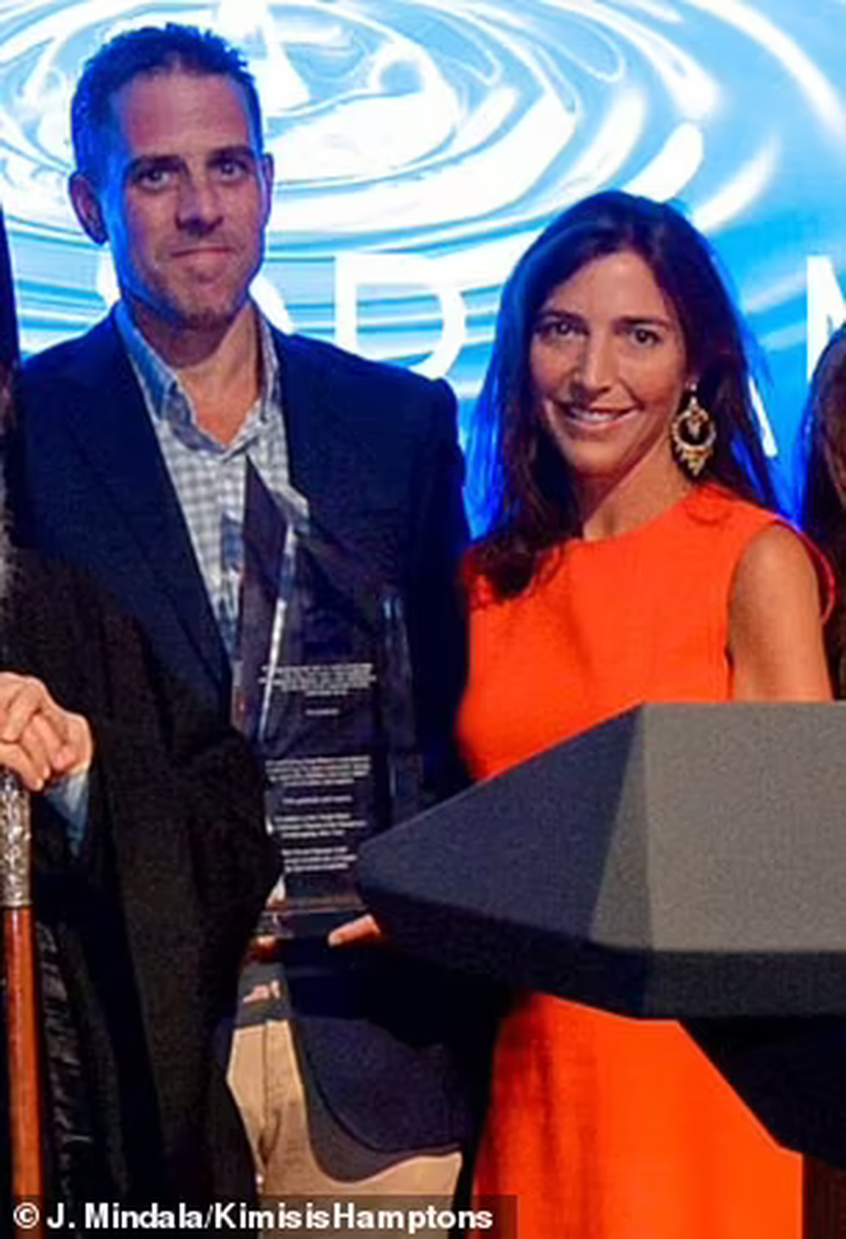 Daily Mail describe: "Triángulo amoroso. Hunter Biden levantó algunas cejas en 2017 después de que se reveló que comenzó a salir con la viuda de su hermano Beau, Hallie, poco después de su muerte en 2015".