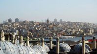 Vista panorámica de Estambul con el Bósforo como eje, una ciudad que dejó atrás su perfil low cost y redefine su modelo turístico. Vista panorámica de Estambul con el Bósforo como eje, una ciudad que dejó atrás su perfil low cost y redefine su modelo turístico.