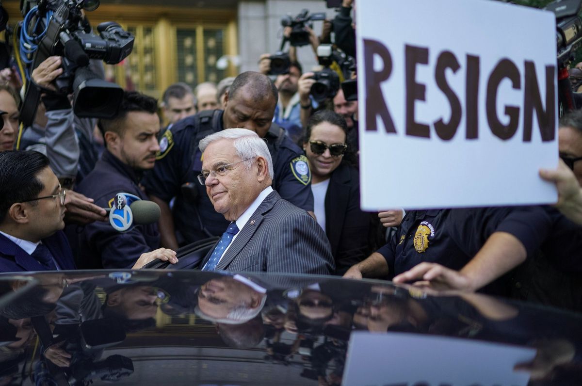 Bob Menéndez saliendo del Tribunal con pedidos de renuncia (Resign). Bob Menéndez saliendo del Tribunal con pedidos de renuncia (Resign).