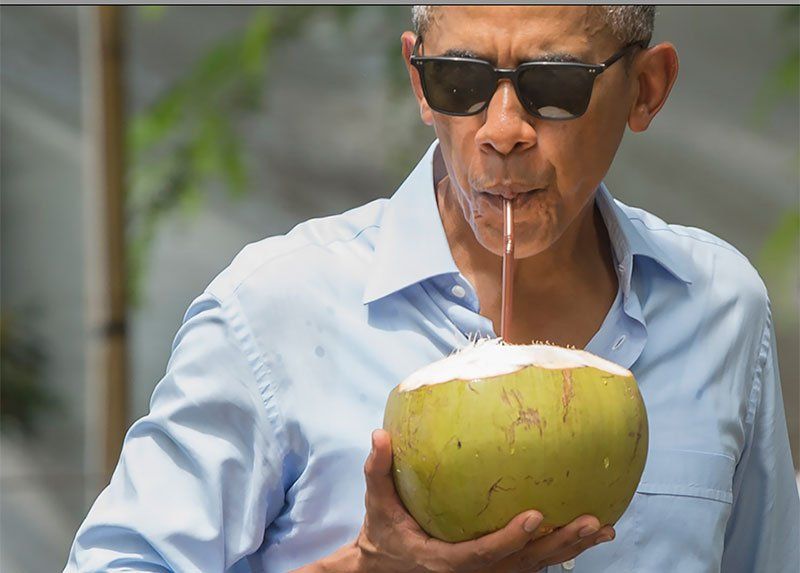 Casi post Casa Blanca, Barack Obama saboreando agua de coco, y buscando nuevos amigos.