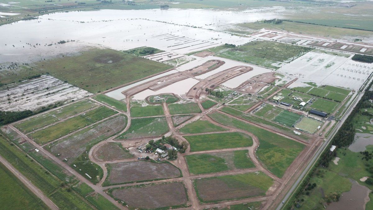 La empresa constructora retiró la maquinaria de Estancia Damfield y algunos compradores reclaman la devolución del dinero invertido ante una posible estafa.