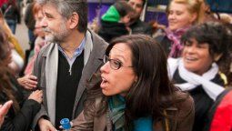 altText(Paula, el pollo de Iván, se 'fumó' el presupuesto eléctrico, pero critica y critica)}