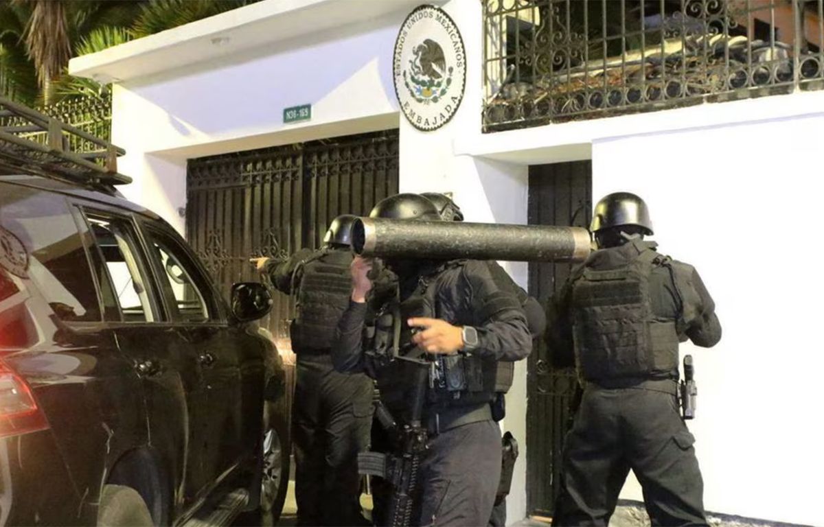 Policía de Ecuador inicia el derribo de la puerta de la embajada de México. Policía de Ecuador inicia el derribo de la puerta de la embajada de México.