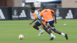 Rudiger persigue a Endrick en el primer entrenamiento del brasileño