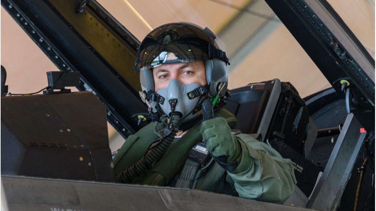 Luis Petri en la cabina de un F-16. Luis Petri en la cabina de un F-16.