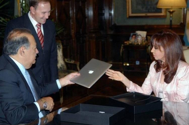 2008: Cristina Fernández recibe de Carlos Slim una MacBook de Apple. Un diputada del PRO quiere que la Presidente explique qué hizo con los obsequios. (Foto: Clarín.com