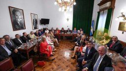 altText(CFK sumó a 'El Adolfo' en el Senado y (con Menem incluido) se acerca a los 2 tercios)}