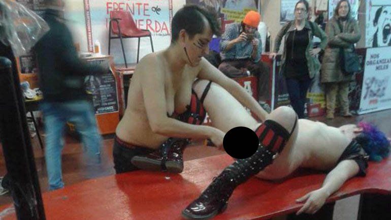 Una alumna le introduce a otra un micrófono en la vagina durante la actividad extracurricular (Foto: Twitter)