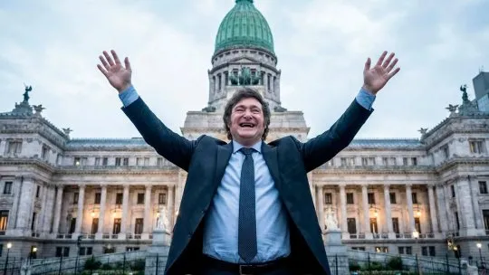 Javier Milei va por todo con un Congreso caliente, afuera y adentro. Javier Milei va por todo con un Congreso caliente, afuera y adentro.