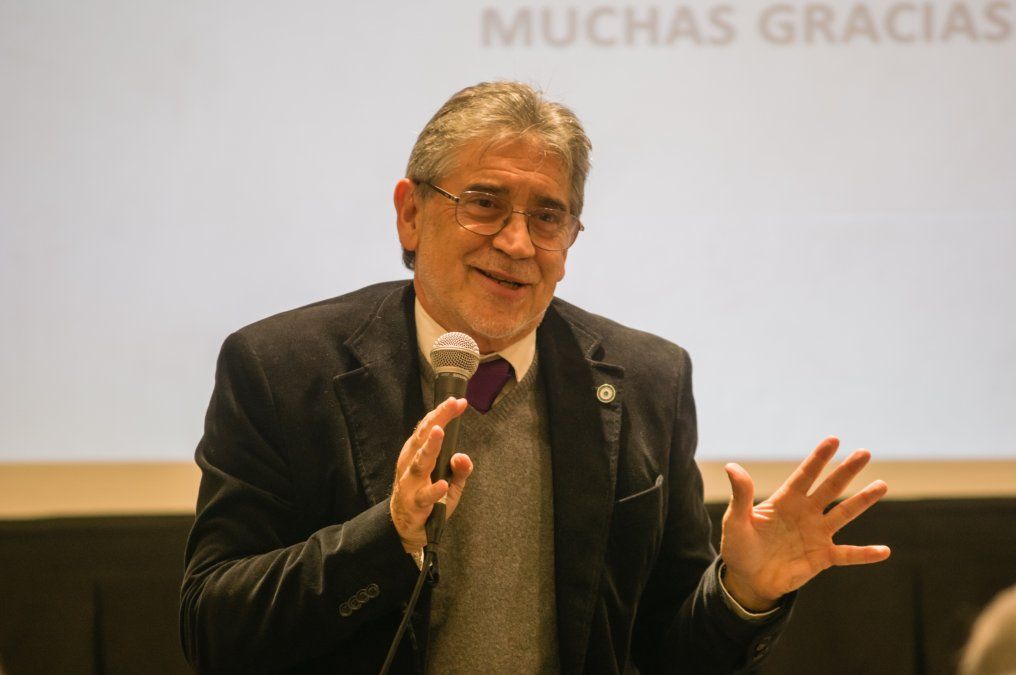 Enrique Szewach pidió prestar atención también a la deuda en pesos que sigue creciendo a niveles alarmantes. Enrique Szewach pidió prestar atención también a la deuda en pesos que sigue creciendo a niveles alarmantes.