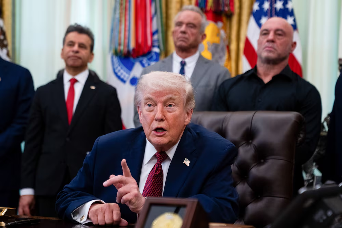 Donald Trump, presidente de los USA, en el centro de la foto y de las diferencias con sus competidores árabes. Donald Trump, presidente de los USA, en el centro de la foto y de las diferencias con sus competidores árabes.