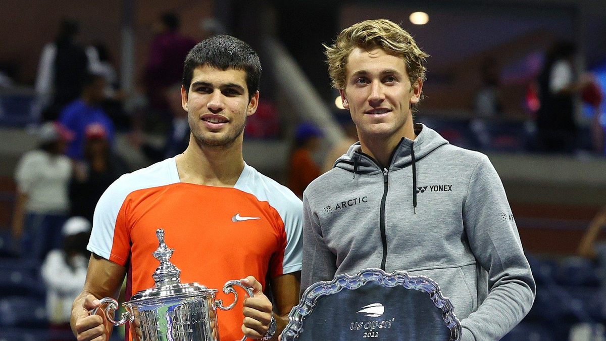 Abrazo de finalistas. Carlos Alcaraz y Casper Ruud.