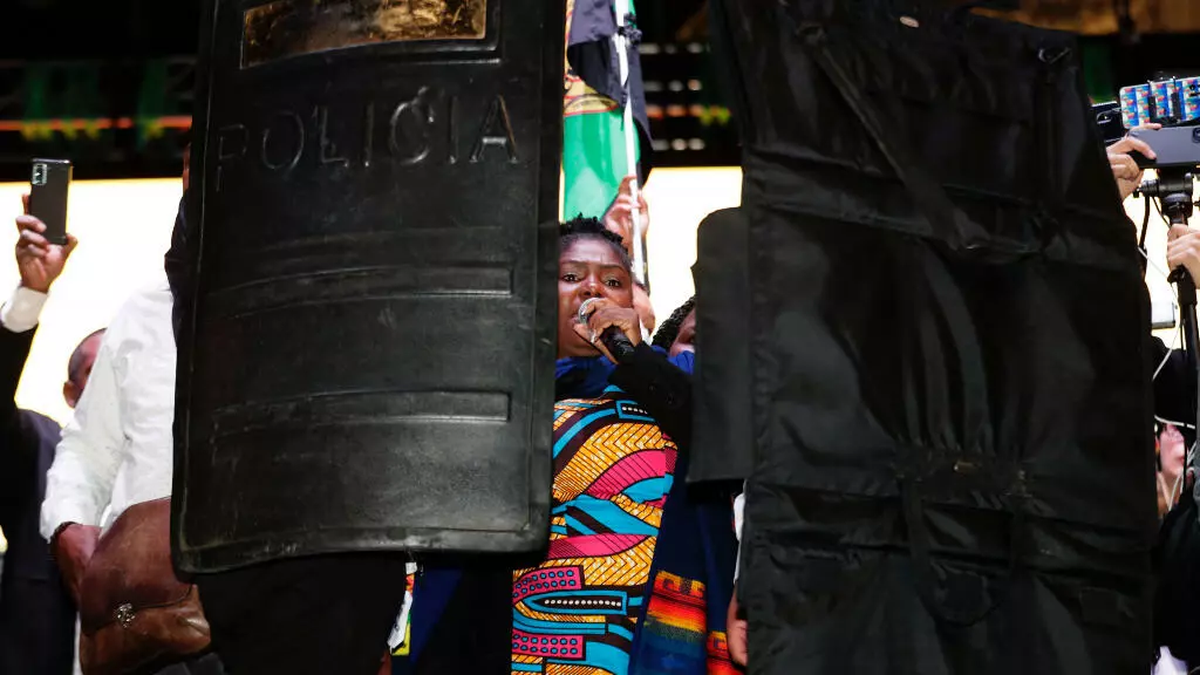 Francia Márquez y Gustavo Petro cubiertos por seguridad policial en su cierre de campaña.