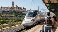 El Verano Joven permite viajar por España con fuertes descuentos en trenes y autobuses, aunque el Gobierno aún debe confirmar las fechas oficiales de la edición 2026. El Verano Joven permite viajar por España con fuertes descuentos en trenes y autobuses, aunque el Gobierno aún debe confirmar las fechas oficiales de la edición 2026.