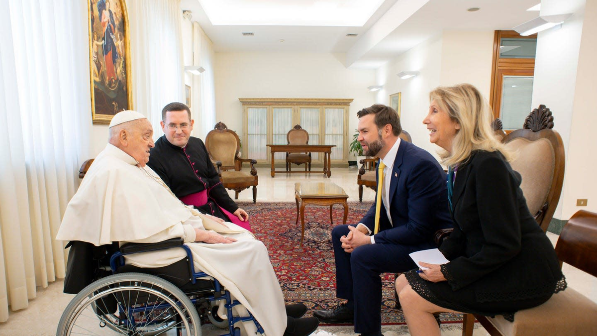 J.D. Vance con el Papa Francisco, horas antes de su muerte. | GENTILEZA VATICAN NEWS J.D. Vance con el Papa Francisco, horas antes de su muerte. | GENTILEZA VATICAN NEWS