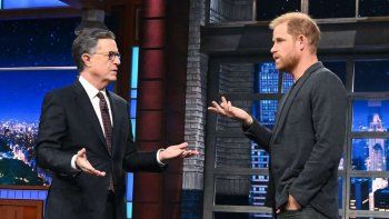 Príncipe Harry abucheado en la TV por lanzar dardo letal a Donald Trump