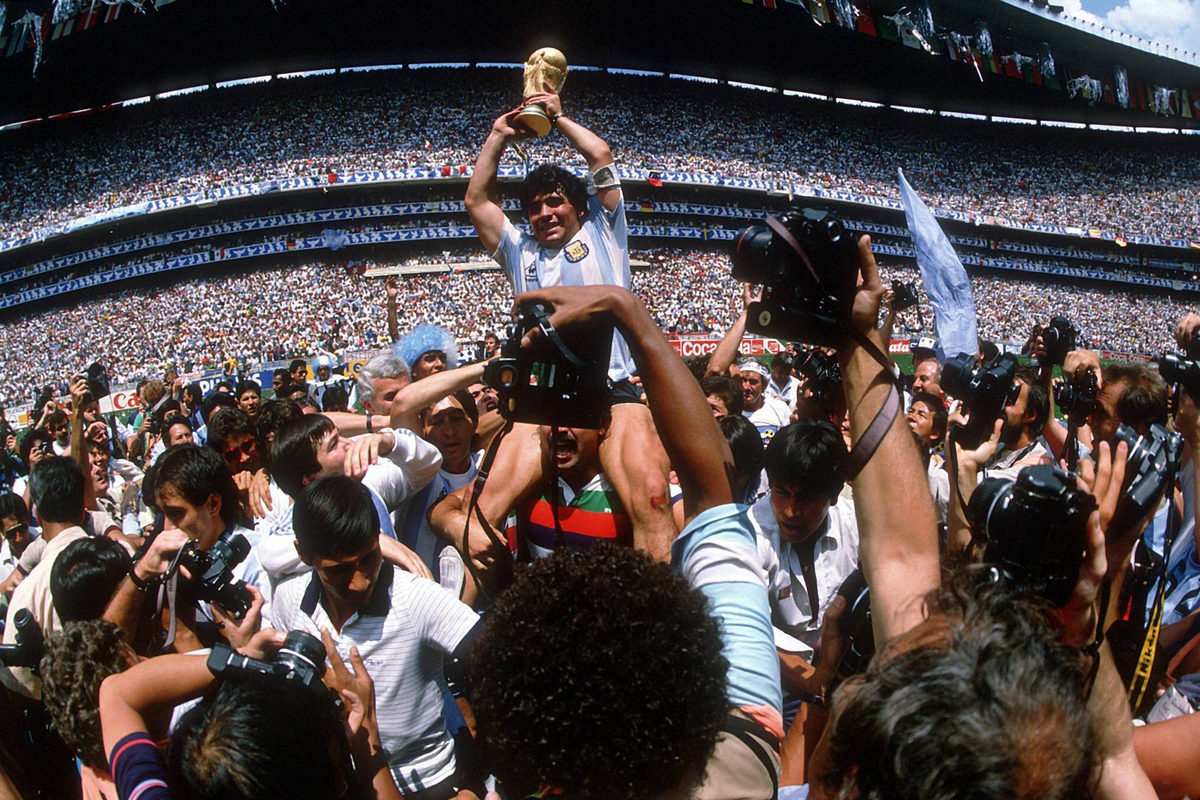 Maradona fue el segundo astro en brillar en el Estadio Azteca siendo campeón del mundo como Pelé. Maradona fue el segundo astro en brillar en el Estadio Azteca siendo campeón del mundo como Pelé.