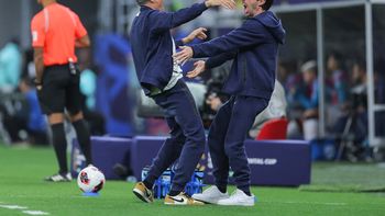 El entrenador español del PSG, Luis Enrique (izq.), celebra después de que el delantero georgiano #07 Khvicha Kvaratskhelia anota el 1 a 0 de la Copa Intercontinental de la FIFA 2025 en el Estadio Ahmad bin Ali en Al-Rayyan, en las afueras de Doha, el 17/12/2025. El entrenador español del PSG, Luis Enrique (izq.), celebra después de que el delantero georgiano #07 Khvicha Kvaratskhelia anota el 1 a 0 de la Copa Intercontinental de la FIFA 2025 en el Estadio Ahmad bin Ali en Al-Rayyan, en las afueras de Doha, el 17/12/2025.