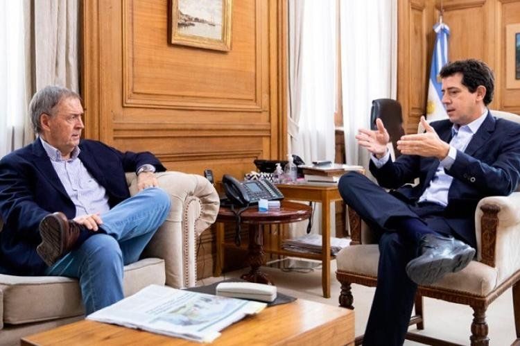 Juan Schiaretti en una visita al ministro Wado de Pedro. El gobernador de Córdoba hizo su propia lectura de la relación con el complejo Frente de Todos.