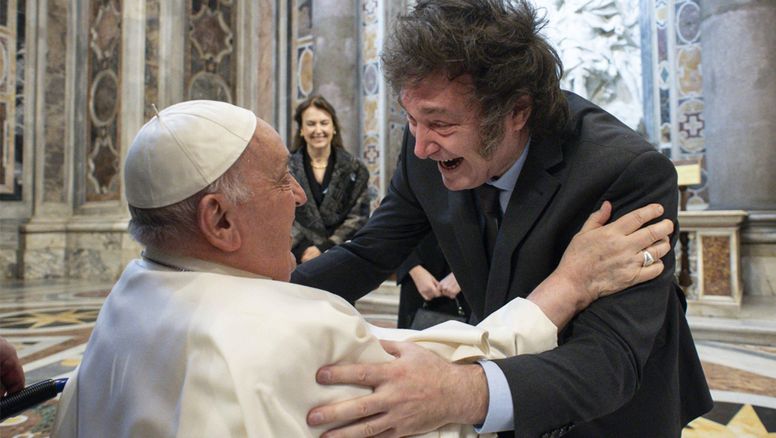Milei abrazó al Papa en Roma, pero ahora en su peor momento ni le desea mejoría