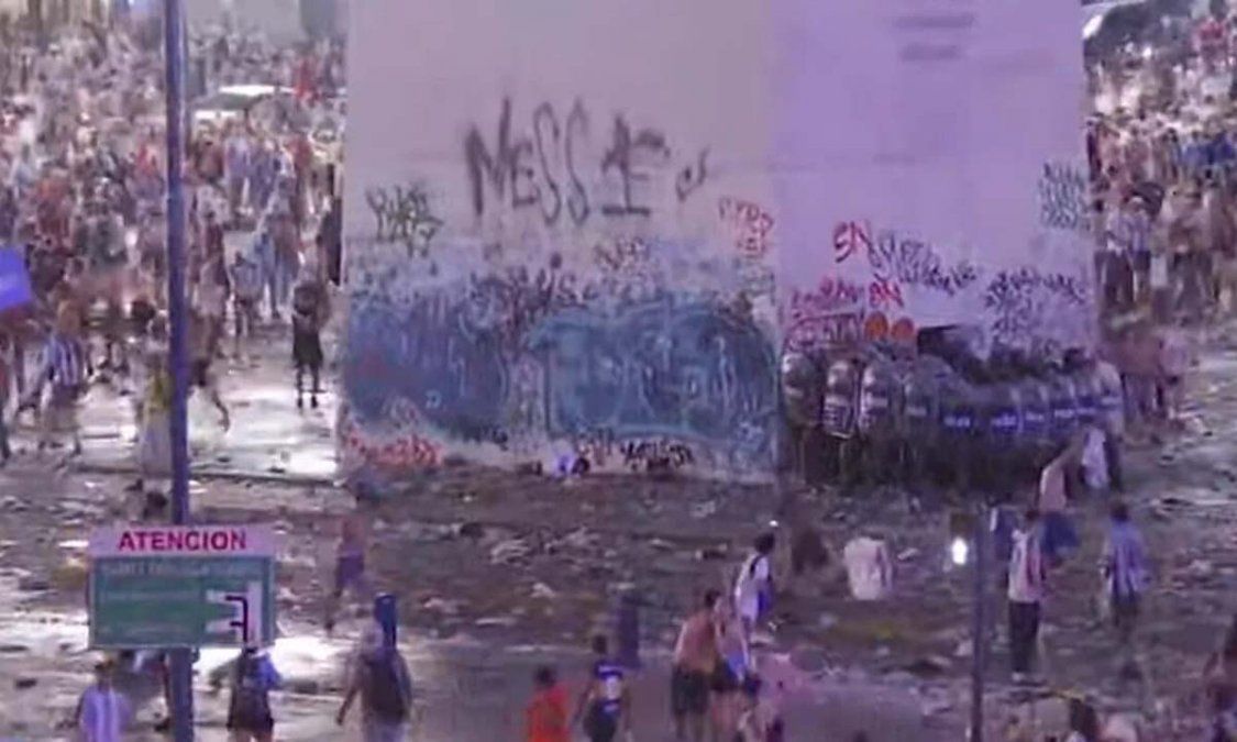 Infantería bloqueó el ingreso al Obelisco para evitar que los hinchas volvieran a subir.