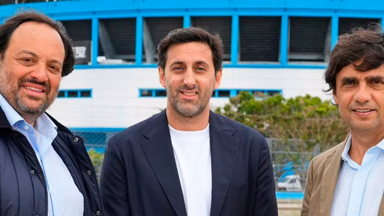 Diego Milito, presidente de Racing, y a su izquierda Hernán Lacunza, vicepresidente