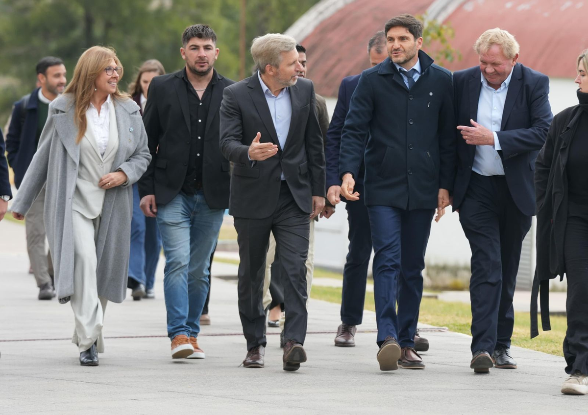 Ambos gobernadores firmaron un convenio entre localidades de Santa Fe y Entre Ríos. Ambos gobernadores firmaron un convenio entre localidades de Santa Fe y Entre Ríos.