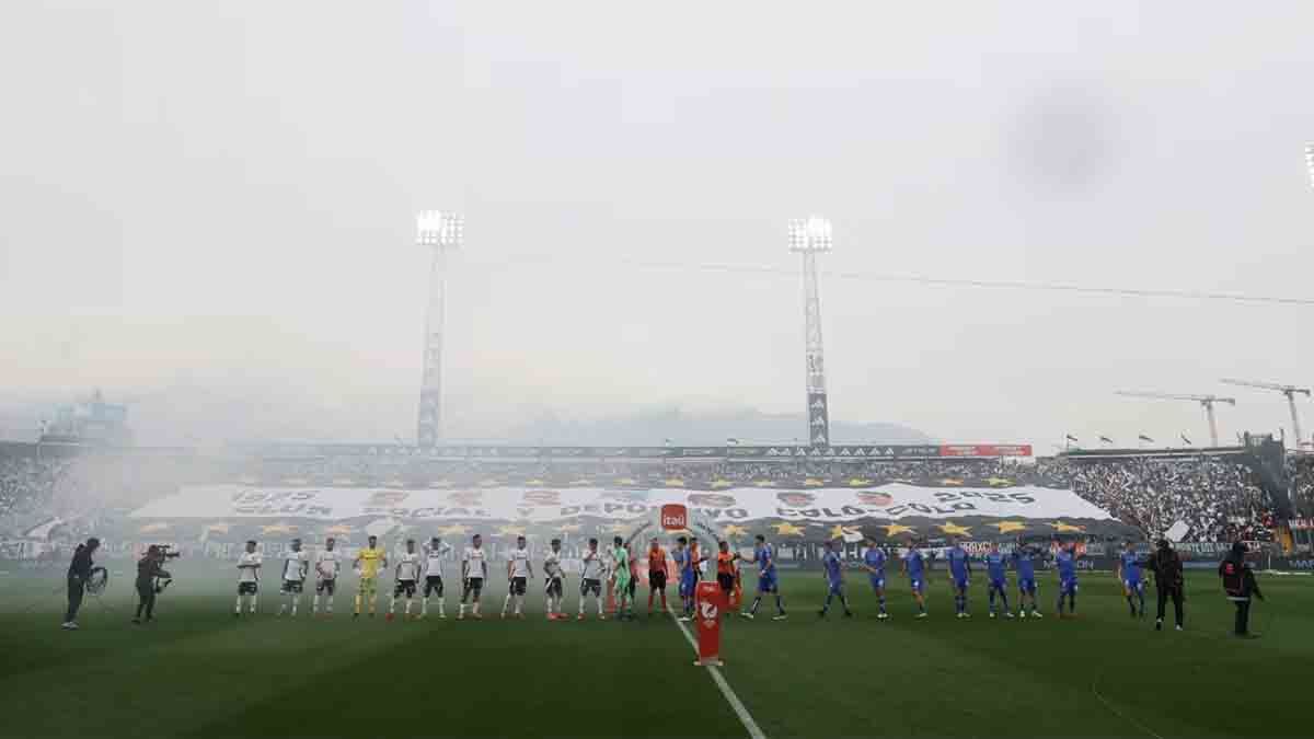 Universidad de Chile quedó en el foco de la polémica tras el escándalo ante Independiente y, ahora, por la muerte de un hincha en el clásico ante Colo Colo. Universidad de Chile quedó en el foco de la polémica tras el escándalo ante Independiente y, ahora, por la muerte de un hincha en el clásico ante Colo Colo.