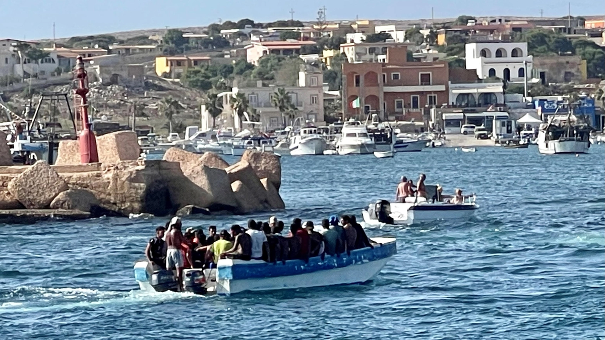 Más de 30 desaparecidos y 2 muertos en 2 nuevos naufragios en la isla de Italia, Lampedusa. Más de 30 desaparecidos y 2 muertos en 2 nuevos naufragios en la isla de Italia, Lampedusa.