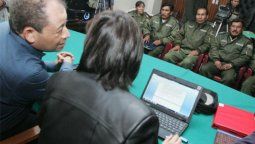 altText(Intensas negociaciones con los policías amotinados)}