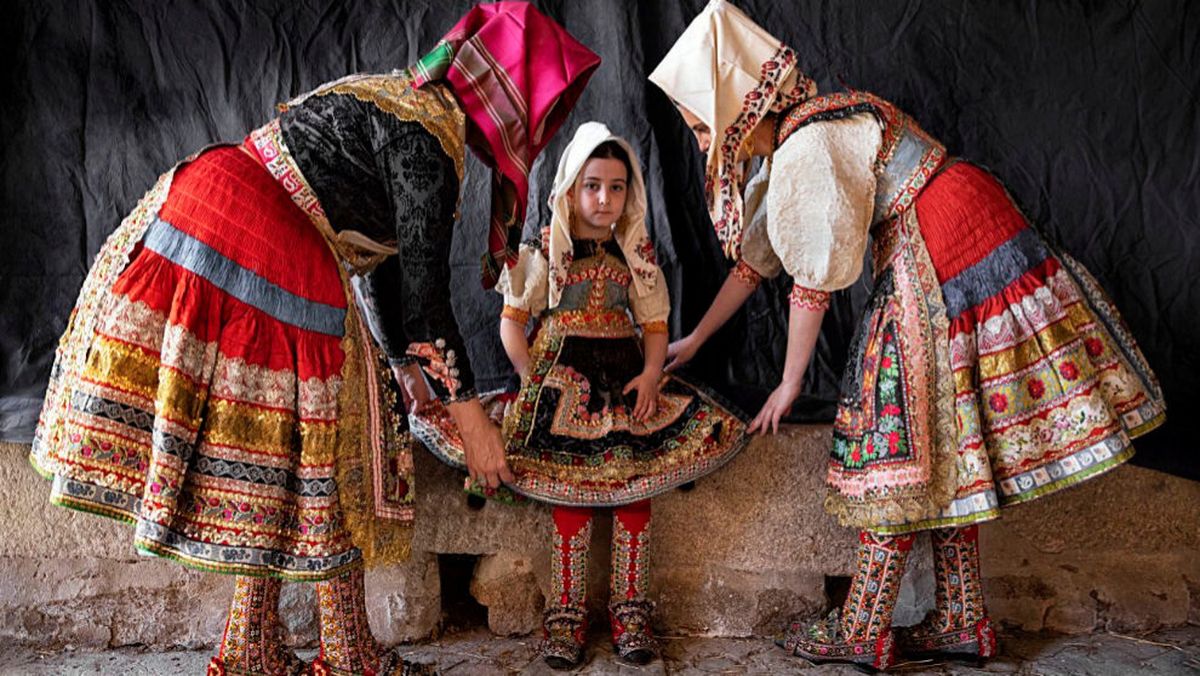 Las ropas de Lagartera son un icono del traje español y las vecinas de este pueblo toledano guardan con orgullo su patrimonio, de posible raíz sefardí. Las ropas de Lagartera son un icono del traje español y las vecinas de este pueblo toledano guardan con orgullo su patrimonio, de posible raíz sefardí.