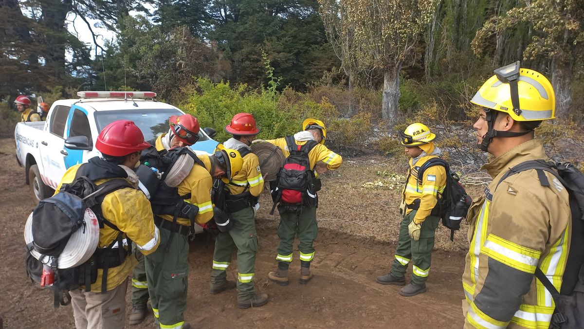 Bomberos de PBA en El Bolsón. Bomberos de PBA en El Bolsón.