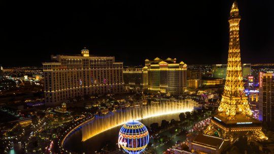 Las Vegas de noche, epicentro del ranking global, donde megaclubes, espectáculos y bares secretos redefinen la vida nocturna. Foto: Stephen Leonardi Las Vegas de noche, epicentro del ranking global, donde megaclubes, espectáculos y bares secretos redefinen la vida nocturna. Foto: Stephen Leonardi