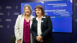 Patricia Bullrich y su sucesora en el ministerio de Seguridad, Alejandra Monteoliva.