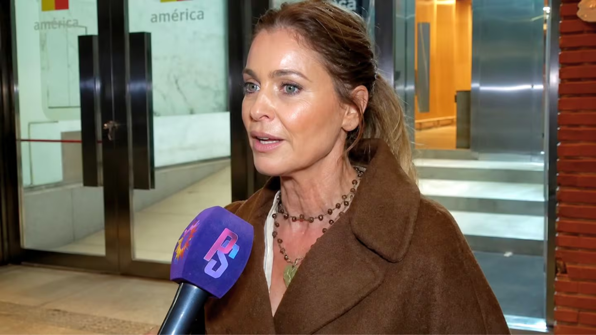 Lejos de bajar la polémica, Mariana Fabbiani le habría "robado" a Karina Mazzocco una entrevista realizada por un notero de A la Tarde que salió antes, por DDM. Fuente: El Trece Lejos de bajar la polémica, Mariana Fabbiani le habría "robado" a Karina Mazzocco una entrevista realizada por un notero de A la Tarde que salió antes, por DDM. Fuente: El Trece