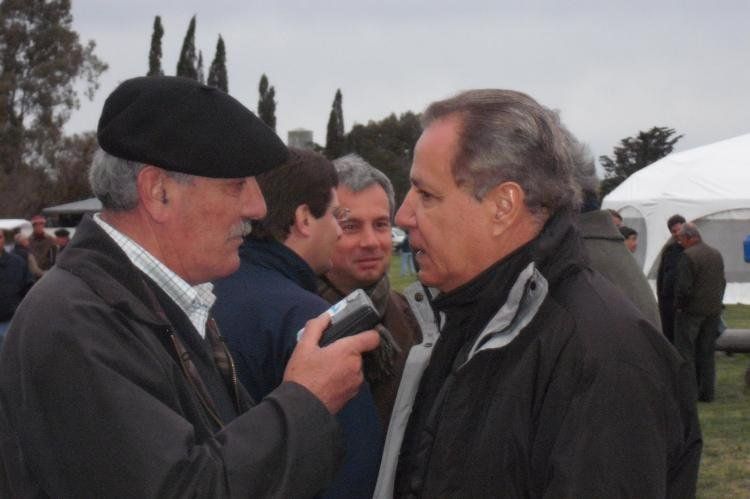 A la der. Gabriel Romero en su estancia Don Benjamín. A la der. Gabriel Romero en su estancia Don Benjamín.