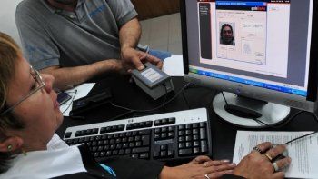 En definitiva, el juez Baccini hizo lugar a la acción de amparo, declaró la inconstitucionalidad del artículo del decreto reglamentario N°532/09 y ordenó que se lo exima de presentar el libre deuda para continuar con el trámite de renovación de la licencia de conducir. En definitiva, el juez Baccini hizo lugar a la acción de amparo, declaró la inconstitucionalidad del artículo del decreto reglamentario N°532/09 y ordenó que se lo exima de presentar el libre deuda para continuar con el trámite de renovación de la licencia de conducir.