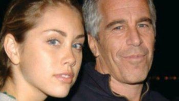 Nuevas fotos muestran a Jeffrey Epstein muerto en una camilla y con lesiones