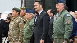 Luis Petri echó al jefe de la Fuerza Aérea, Fernando Mengo (a su izquierda en la imagen).