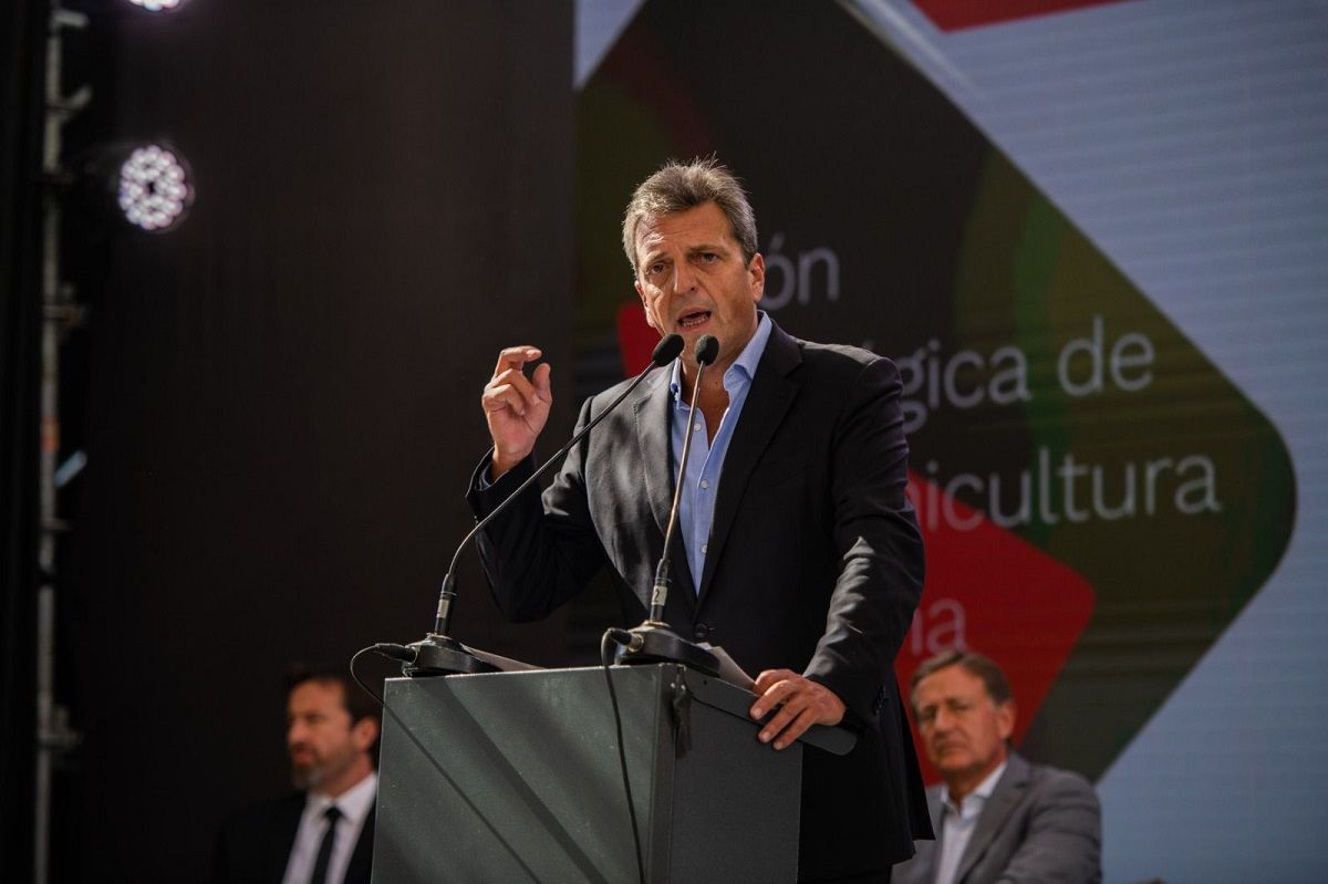 El ministro de Economía junto a representantes vitivinícolas de Mendoza