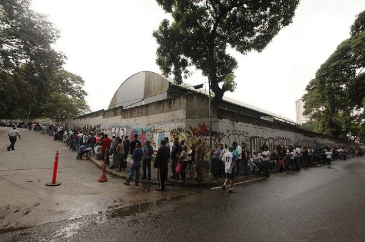 Mucha gente desde temprano en los centros de votación en Venezuela. (Foto Globovisión)