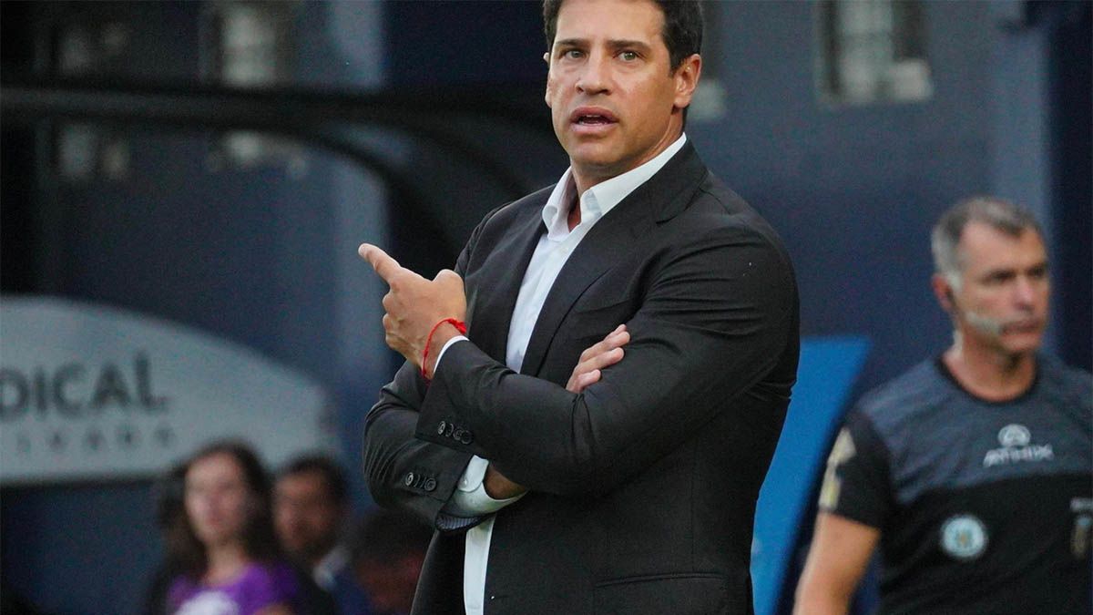 SebastiánDomínguez fue repudiado por la hinchada de Tigre tras debutar con derrota como técnicode Vélez y sufrió la lesión de Joaquín García.