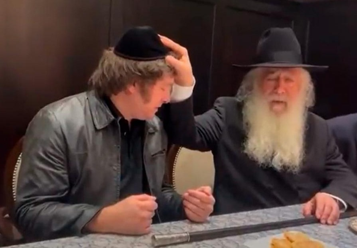 Javier Milei con un rabino. Javier Milei con un rabino.