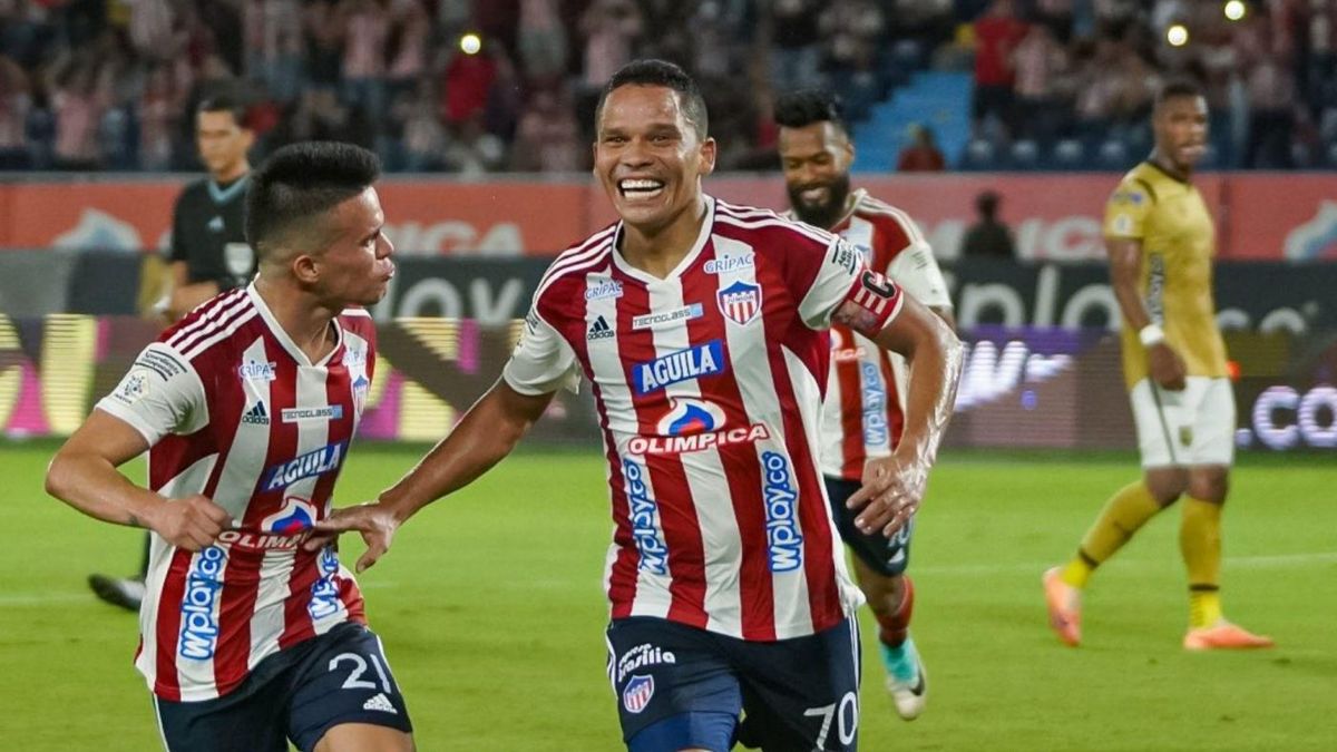 Carlos Bacca festeja su gol de penal