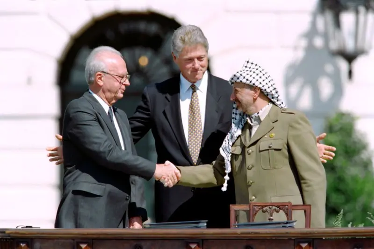 Yasser Arafat (dcha.), Yitzahk Rabin (izq.) y Bill Clinton durante la firma de los Acuerdos de Oslo en 1993.