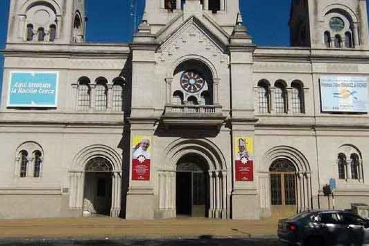 La iglesia del centro de Tandil con la cartelería oficial. Foto: AbcHoy.com.ar.