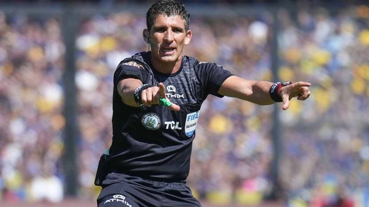 Andrés Merlos, árbitro que dirigió el último superclásico que River le ganó 0-2 a Boca en La Bombonera, disparó contra Jorge Almirón. Andrés Merlos, árbitro que dirigió el último superclásico que River le ganó 0-2 a Boca en La Bombonera, disparó contra Jorge Almirón.